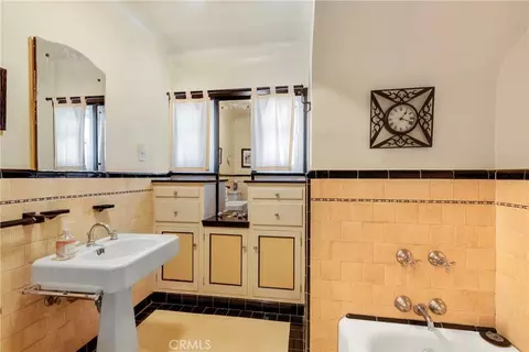 Bath - 3230 Castera Ave, Glendale, CA 91208 photo 1 of 2