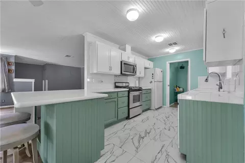 Kitchen - 9400 Kemper Rd, Mojave, CA 93501 photo 1 of 2