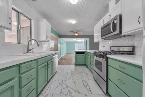 Kitchen - 9400 Kemper Rd, Mojave, CA 93501 photo 2 of 2