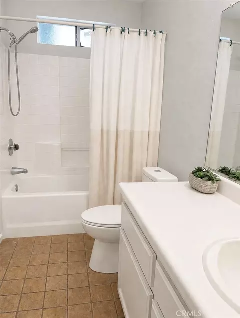 Bath - 1850 Pepper Tree Close, Wasco, CA 93280 photo 1 of 2
