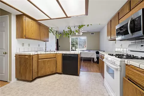 Kitchen - 18551 Glenview Ct, Tehachapi, CA 93561 photo 2 of 2