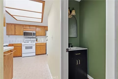 Entry Way - 18551 Glenview Ct, Tehachapi, CA 93561 photo 1 of 2