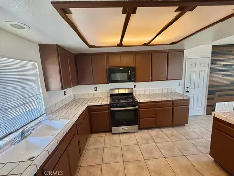 Kitchen - 39355 169th E, Lake Los Angeles, CA 93591 photo 2 of 2