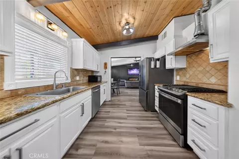 Kitchen - 7959 Bothwell Rd, Reseda, CA 91335 photo 4 of 8