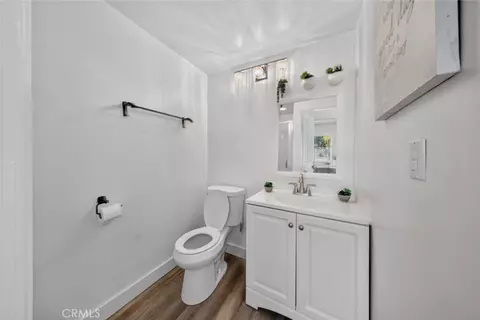 Bath - 7959 Bothwell Rd, Reseda, CA 91335 photo 4 of 5