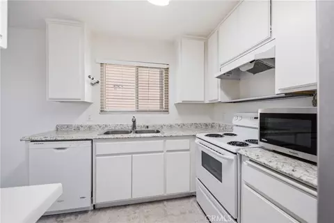 Kitchen - 254 Sequoia Ct #26, Thousand Oaks, CA 91360 photo 2 of 2