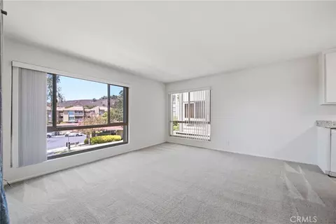 Living - 254 Sequoia Ct #26, Thousand Oaks, CA 91360 photo 2 of 4