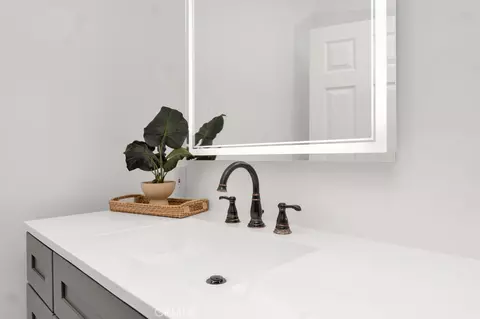 Bath - 805 Moffatt Cir, Simi Valley, CA 93065 photo 4 of 5