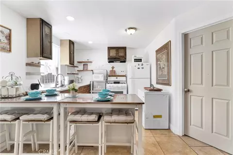 Kitchen - 15116 S Lime Ave, Compton, CA 90221 photo 4 of 6