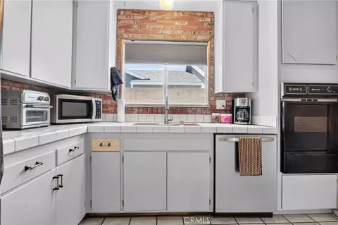Kitchen - 1396 Currant Ave, Simi Valley, CA 93065 photo 2 of 2