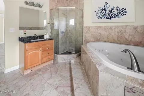 Bath - 2810 Juniper Dr, Palmdale, CA 93550 photo 4 of 5