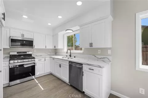 Kitchen - 1608 Lobo Ct, Lancaster, CA 93535 photo 2 of 4