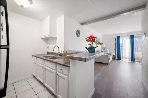 21800 Schoenborn St #215, Canoga Park, CA 91304
