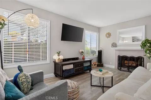 Living - 6491 Twin Circle Ln #5, Simi Valley, CA 93063 photo 3 of 5