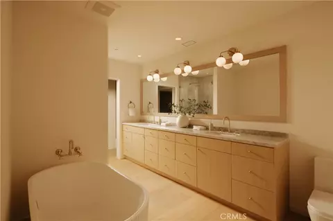 Bath - 9452 Reverie Rd, Tujunga, CA 91042 photo 3 of 10