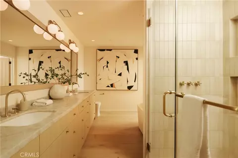 Bath - 9452 Reverie Rd, Tujunga, CA 91042 photo 2 of 10