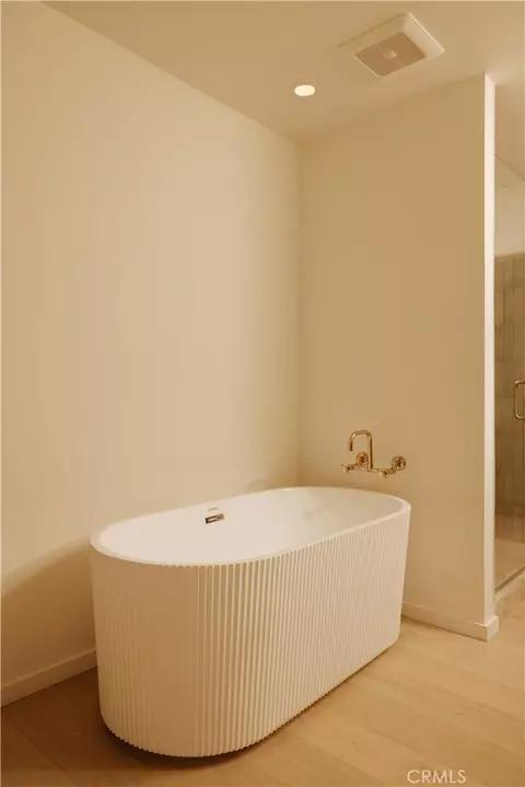 Bath - 9452 Reverie Rd, Tujunga, CA 91042 photo 4 of 10