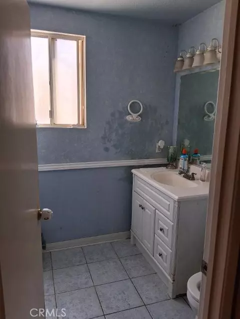 Bath - 45036 Andale, Lancaster, CA 93535 photo 1 of 4