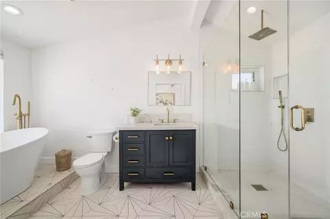 Bath - 1505 Ocean Dr, Oxnard, CA 93035 photo 5 of 7