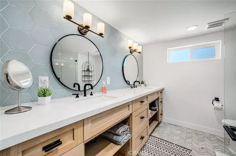 Bath - 1505 Ocean Dr, Oxnard, CA 93035 photo 3 of 7