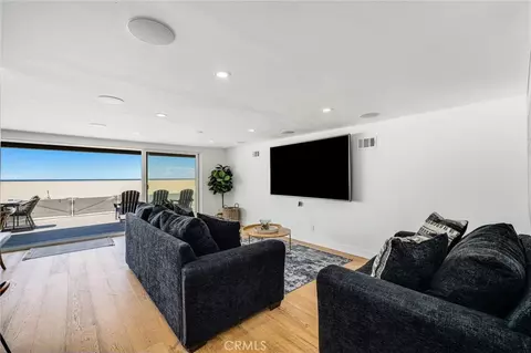 Living - 1505 Ocean Dr, Oxnard, CA 93035 photo 2 of 3