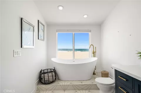 Bath - 1505 Ocean Dr, Oxnard, CA 93035 photo 6 of 7