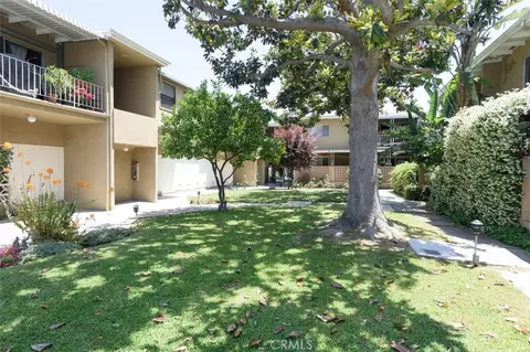 Exterior - 1901 Peyton Ave #W, Burbank, CA 91504 photo 3 of 8