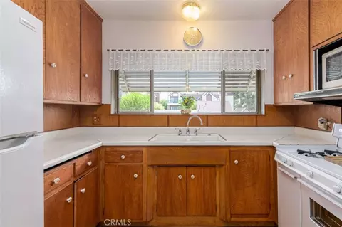 Kitchen - 1901 Peyton Ave #W, Burbank, CA 91504 photo 3 of 3