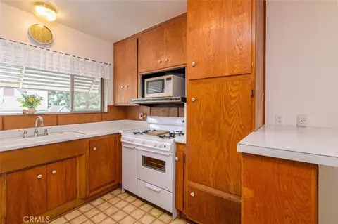 Kitchen - 1901 Peyton Ave #W, Burbank, CA 91504 photo 1 of 3