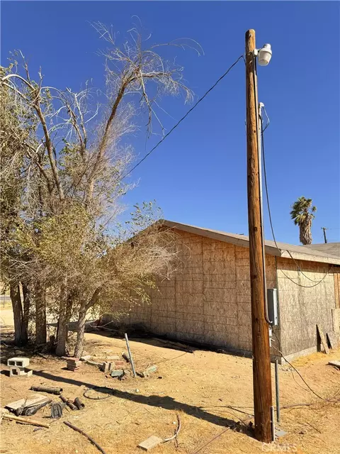 Exterior - 13861 E Avenue G6, Lancaster, CA 93535 photo 6 of 8