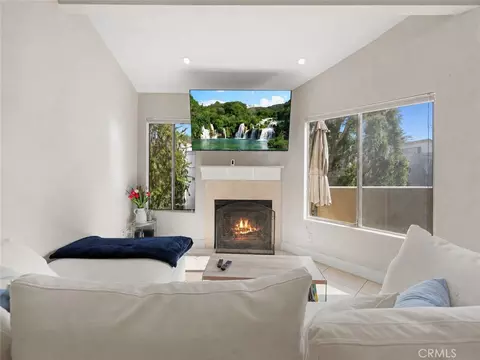 18408 Hatteras St, Tarzana, CA 91356