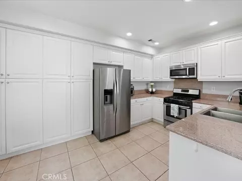 Kitchen - 28355 Mirabelle Ln, Saugus, CA 91350 photo 1 of 2