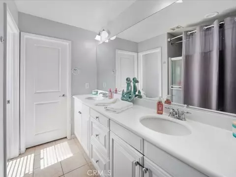 Bath - 28355 Mirabelle Ln, Saugus, CA 91350 photo 2 of 3