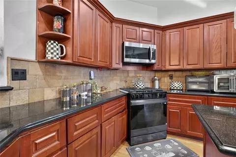 Kitchen - 18269 Manzanita, Hesperia, CA 92345 photo 4 of 5