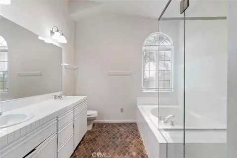 Bath - 2117 Bermuda Dunes, Oxnard, CA 93036 photo 2 of 3