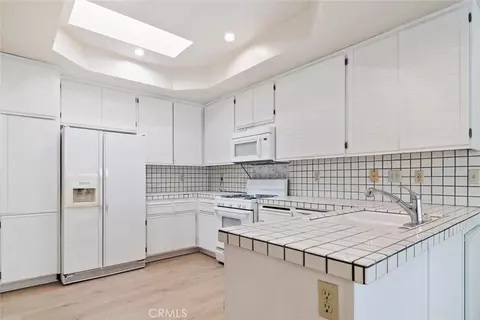 Kitchen - 2117 Bermuda Dunes, Oxnard, CA 93036 photo 1 of 3