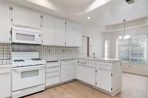 Kitchen - 2117 Bermuda Dunes, Oxnard, CA 93036 photo 2 of 3