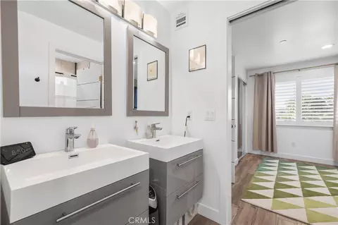 Bath - 16557 Vine Ter, Van Nuys, CA 91406 photo 5 of 9