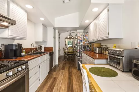 Kitchen - 22229 Shadow Vly, Chatsworth, CA 91311 photo 1 of 2