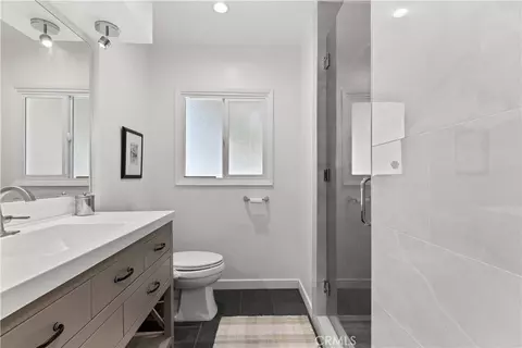Bath - 6319 Aura Ave, Tarzana, CA 91335 photo 1 of 2