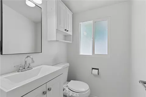 Bath - 6319 Aura Ave, Tarzana, CA 91335 photo 2 of 2