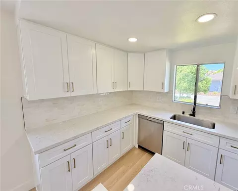Kitchen - 28196 Robin, Saugus, CA 91350 photo 2 of 4