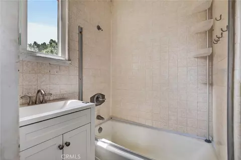 Bath - 804 E Palmer Ave, Glendale, CA 91205 photo 1 of 5