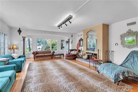 2275 Vasanta, Los Angeles, CA 90068