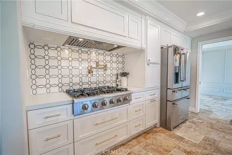 Kitchen - 21720 Don Gee Ct, Saugus, CA 91350 photo 3 of 10