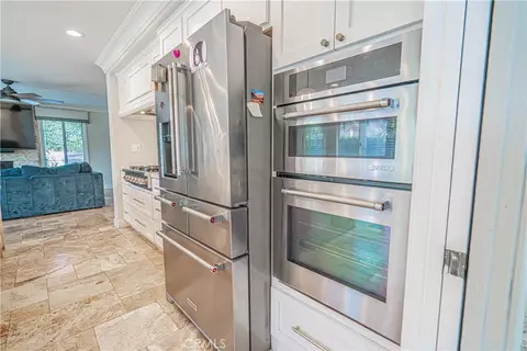Kitchen - 21720 Don Gee Ct, Saugus, CA 91350 photo 7 of 10