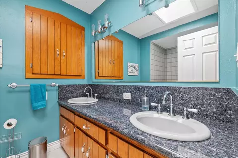 Bath - 10739 Helendale, Tujunga, CA 91042 photo 1 of 4