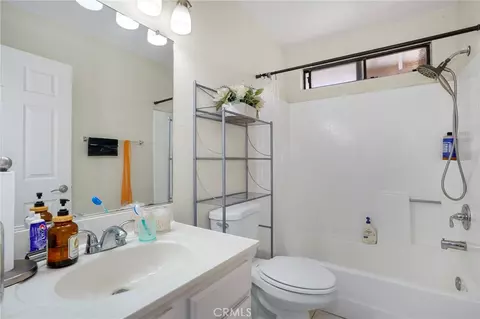Bath - 44809 Caboose Dr, Lancaster, CA 93535 photo 2 of 3