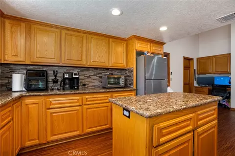 Kitchen - 14664 Pamlico Rd, Apple Valley, CA 92307 photo 4 of 4