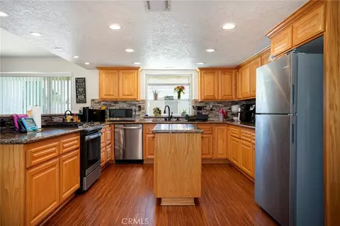 Kitchen - 14664 Pamlico Rd, Apple Valley, CA 92307 photo 3 of 4